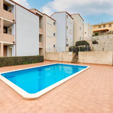 Private Swimming Pool And Private Garden *